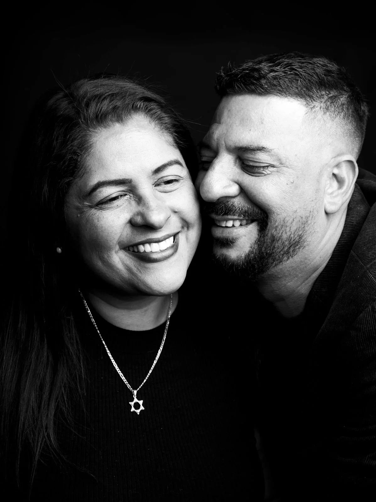 Fotografía en blanco y negro de Verónica y Hubert sonriendo juntos